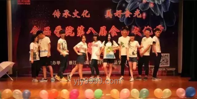 女生畢業(yè)典禮演唱與壁上觀：青春表達(dá)方式的對比分析