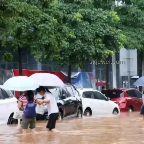 老人積水中倒地，民警應對之鑒：責任與溫情并重