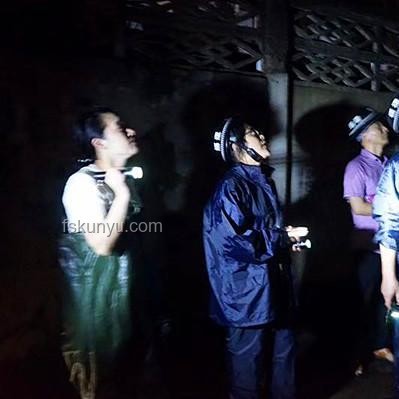 老人積水中倒地，民警行為引熱議：職責(zé)與倫理的考量