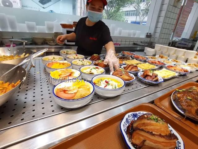 特廚體驗(yàn)解析：清華與北大食堂美食對(duì)決，誰更勝一籌？