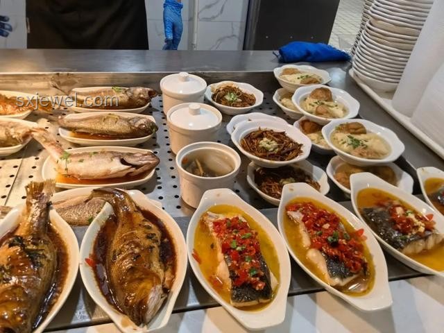 特廚體驗(yàn)解析：清華與北大食堂美食對(duì)決，誰更勝一籌？