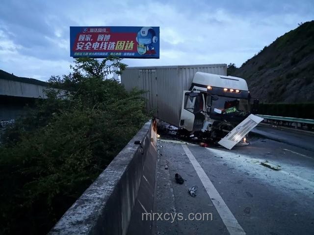 廈蓉高速大橋垮塌事故中卡車司機(jī)獲救案例對比分析