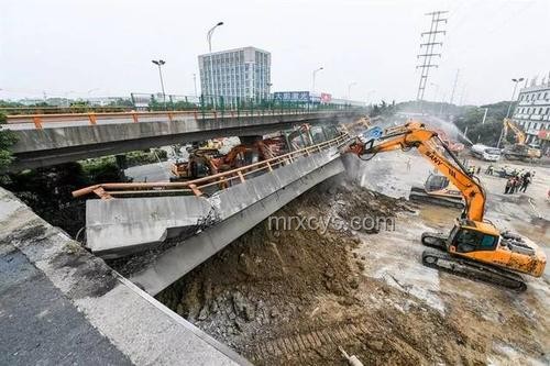 廈蓉高速大橋垮塌事故中卡車司機(jī)獲救案例對比分析