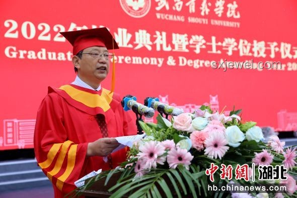 西華畢業(yè)典禮：校長雨中致辭深意幾何？畢業(yè)教育新風(fēng)尚解析