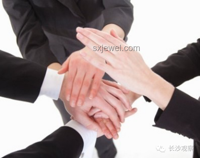 為什么和同學(xué)成為同事后感覺變了？同學(xué)關(guān)系,職場變化,人際關(guān)系,心理預(yù)期,環(huán)境差異