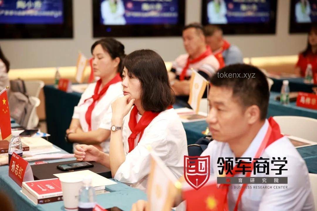 從同窗到同事：為何關(guān)系變質(zhì)？職場環(huán)境、人際動態(tài)與心理變遷