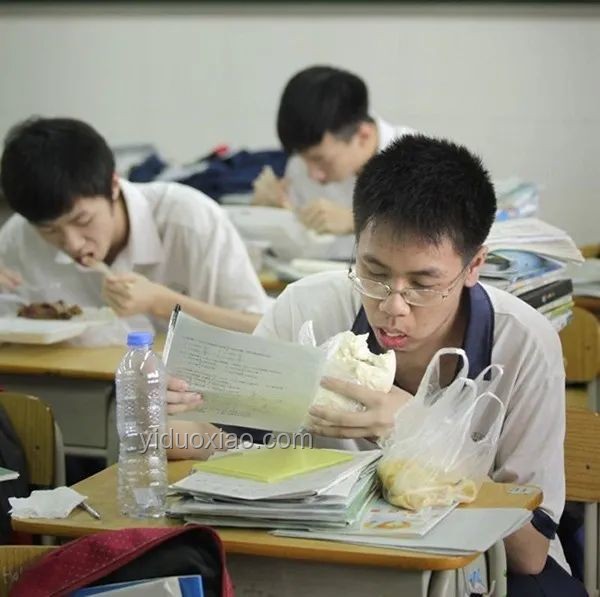 高三老師挑戰(zhàn)高考637分，請全班吃飯：奮斗與共享