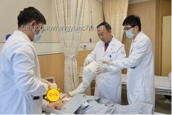 男子吸食火機(jī)氣體再抽煙，瞬間爆炸的驚險(xiǎn)一刻