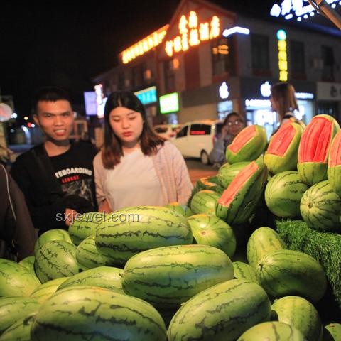 大爺4塊買西瓜，細(xì)心發(fā)現(xiàn)不對(duì)返回提醒??，誠(chéng)信與善良的力量