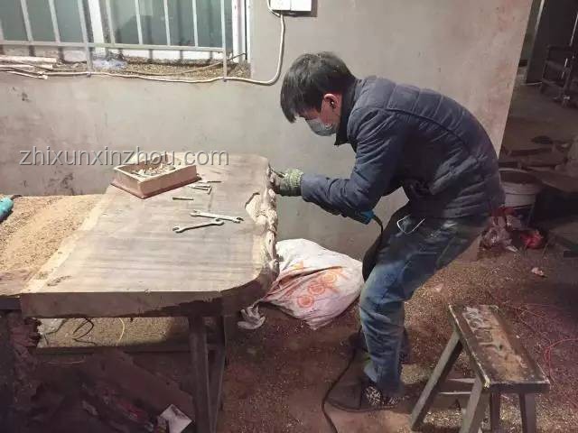 工人抽化糞池發(fā)現(xiàn)砍刀：意外背后的故事