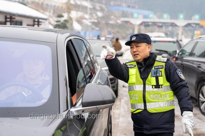 媒評環(huán)海南島摩旅，遭遇民警私家車逼停驚魂記????