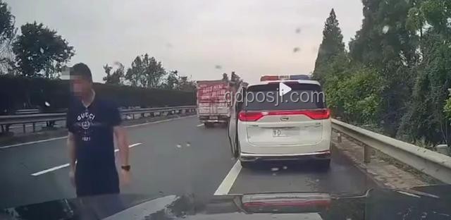 媒評(píng)環(huán)海南島摩旅遭遇：民警私家車逼停驚險(xiǎn)記