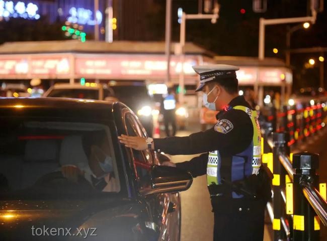 媒評(píng)環(huán)海南島摩旅與民警私家車(chē)逼停事件對(duì)比分析