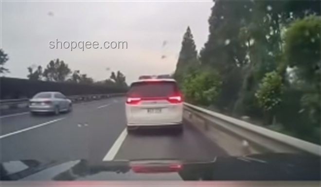 交警私家車執(zhí)法新探索：高速逼停摩托的啟示