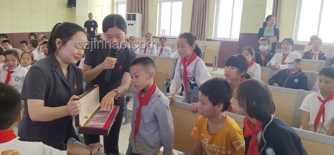 繼母溫暖守護(hù)：腦瘤男孩剃頭時(shí)的無私母愛