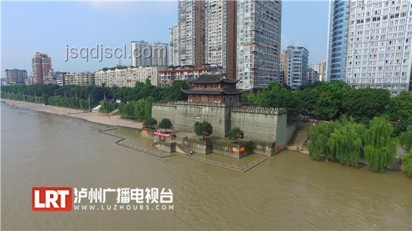 航拍視角下的洪峰過境榕江：村超球場防洪指南