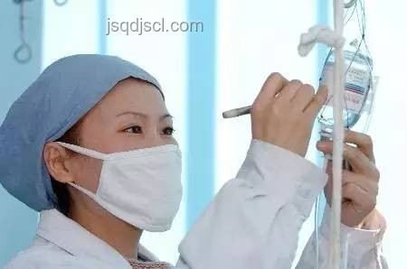 女子輸液過(guò)敏不幸離世，轉(zhuǎn)院黑救護(hù)車成悲劇導(dǎo)火索??