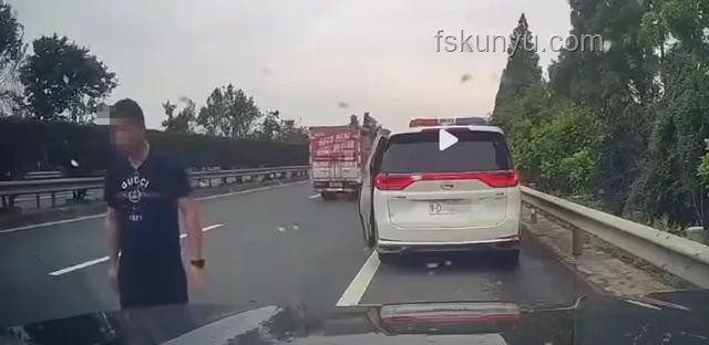 交警私家車高速逼停摩托事件透視與行業(yè)規(guī)范思考