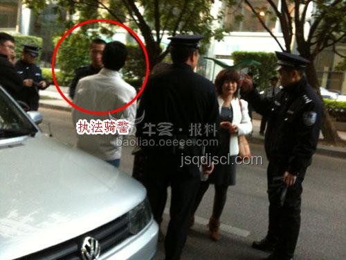交警私車逼停摩托：官方通報下的創(chuàng)新執(zhí)法思考