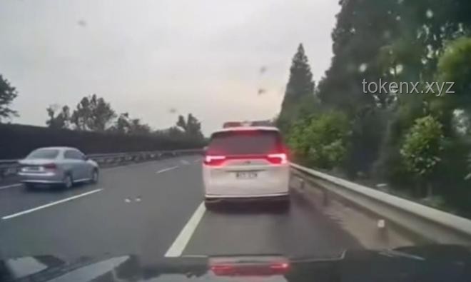交警私家車高速逼停摩托：官方通報背后的真相與啟示