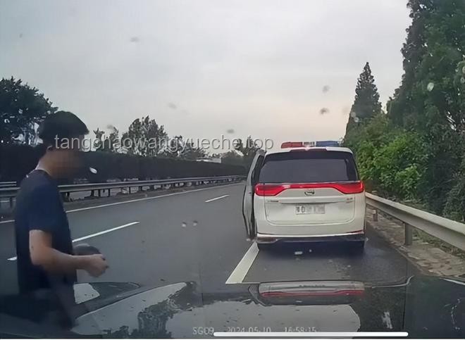 交警開私家車高速逼停摩托？官方通報解決方案