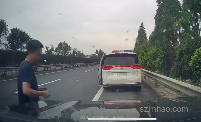 交警開私家車高速逼停摩托？官方通報(bào)解決方案