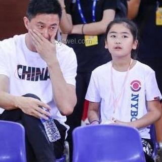 姚明罕見攜女亮相，女兒身高逼近2米引熱議
