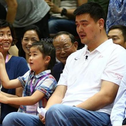 姚明罕見攜女亮相，女兒身高逼近2米引熱議