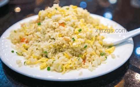 爸爸生日特供：蝦仁蛋炒飯的深度烹飪解析與情感價(jià)值
