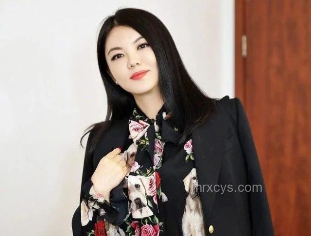 祝緒丹黑裙紅唇妝容打造指南，秒變氣場女王