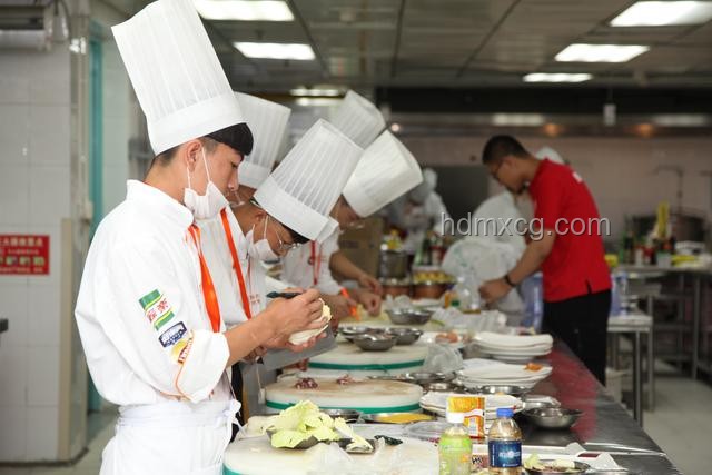 高分學(xué)子轉(zhuǎn)投職高烹飪：餐飲業(yè)人才轉(zhuǎn)型新風(fēng)向
