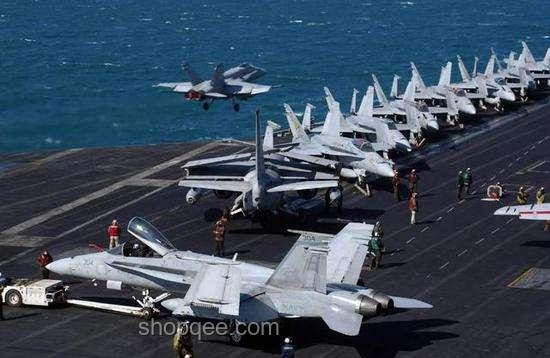 搭上殲-15戰(zhàn)機同款電梯的體驗：深入探索航母艦載機升降技術(shù)