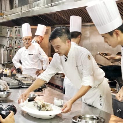 費大廚招聘服務(wù)員：本科以下學(xué)歷門檻背后的深層分析