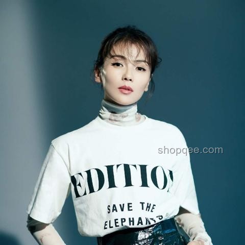 劉濤時尚示范引領(lǐng)中年女性穿搭新風尚，T恤搭配革新