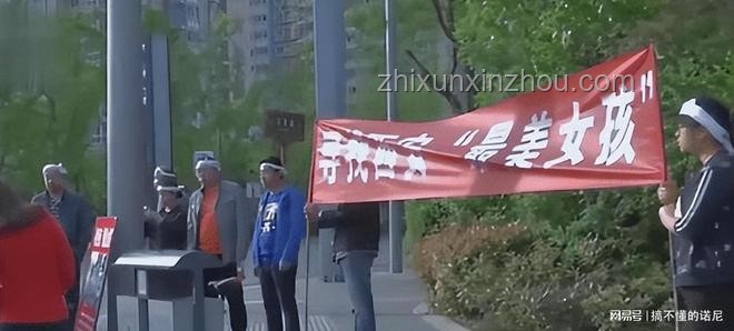 西安女孩跪地?fù)尵壤先穗x世，家屬全城尋恩人感謝