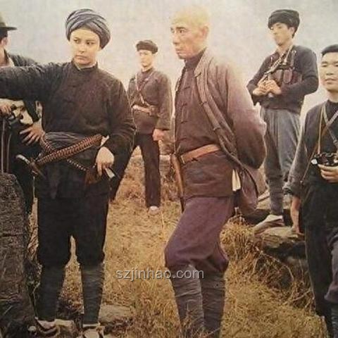 西安女孩跪地救人，家屬全城尋恩人，人間大愛引深思