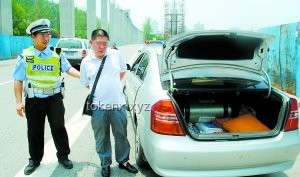 美國(guó)女子拒停車(chē)，警車(chē)如何高效處理龜速追逐問(wèn)題