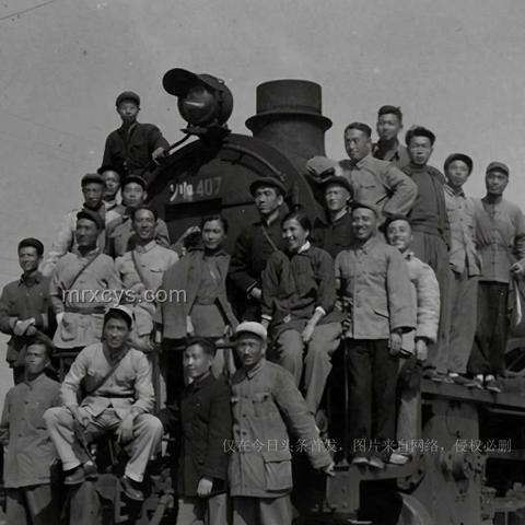 香港市民登山東艦，排隊體驗槍械：一次難忘的軍事之旅