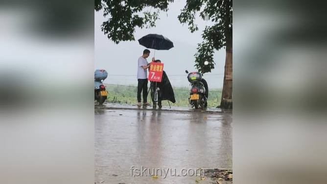 成都暴雨中的“劃船哥”：理發(fā)師托尼的獨(dú)特通勤方式