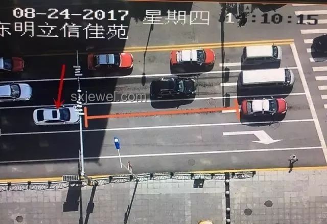 車輛“避曬式”等紅燈成新現(xiàn)象，交警嚴(yán)正聲明：違法