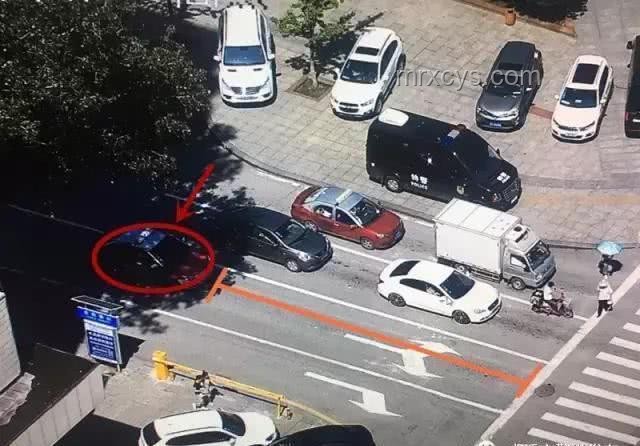 車輛“避曬式”等紅燈成新現(xiàn)象，交警嚴正聲明：違法