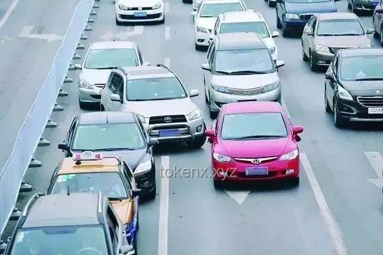 車輛避曬式等紅燈？交警提醒：這是違法行為！