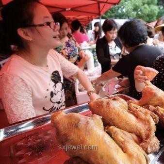 費大廚招聘風(fēng)波：本科要求后續(xù)深度對比