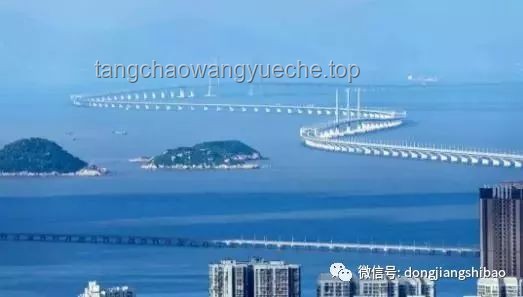 航拍視角下的山東艦夜泊維多利亞港震撼對比