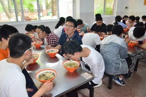 中考狀元跨界烹飪：720分小伙的職高創(chuàng)新路