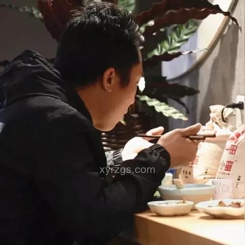 29歲女演員的跨界挑戰(zhàn)：餐廳服務(wù)員生涯感悟